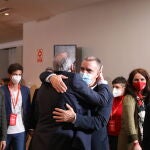 El candidato del PSOE, Ángel Gabilondo, abraza al secretario del PSOE-M, José Manuel Franco, en la noche electoral