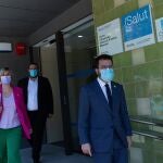 El vicepresidente del Govern y presidente en funciones, Pere Aragonès (d) junto a la consellera de Salutd, Alba Vergès (i) acompañados por el alcalde de Mataró David Bote (c) durante la visita al recientemente inaugurado CUAP de Mataró.