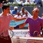 Nadal y Alcaraz se saludan en la red antes de su partido de segunda ronda del Mutua Madrid Open