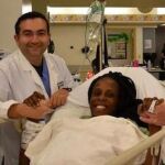 Halima Cisse, con los médicos que la atendieron en el parto