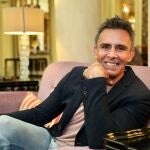 El presentador de televisión Alonso Caparrós presenta un libro sobre sus vida.