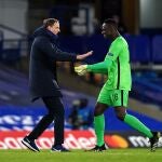 Thomas Tuchel felicita a su portero, Edouard Mendy, tras eliminar al Real Madrid en las semifinales de la Champions