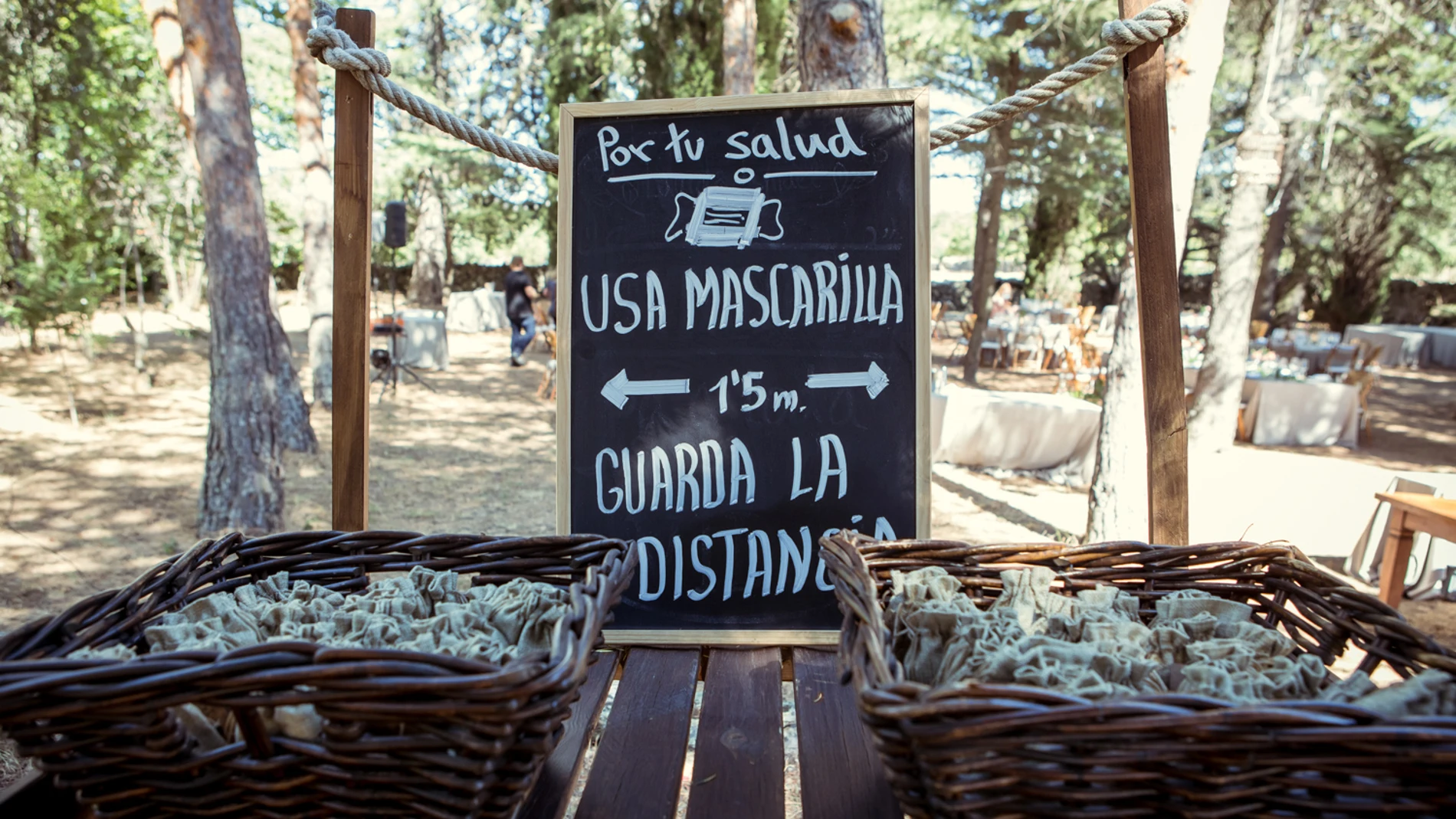 Las bodas se adaptan a las medidas de prevención que exige la pandemia: menos invitados, espacios al aire libre, e incluso petición de test negativo o certificado de vacunación.