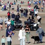 Dos policías locales patrullan la playa de la Malvarrosa