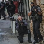 AME5642. RÍO DE JANEIRO (BRASIL), 06/05/2021.- Miembros de la Policía realizan un operativo policíal contra una banda de narcotraficantes hoy, en un favela de Río de Janeiro (Brasil). Al menos 25 personas murieron, entre ellas un policía, y otras 5 quedaron heridas, dos de ellas cuando se movilizaban en el metro, durante una operación policial este jueves contra una banda de narcotraficantes en una favela de Río de Janeiro, informaron medios locales. EFE/ André Coelho