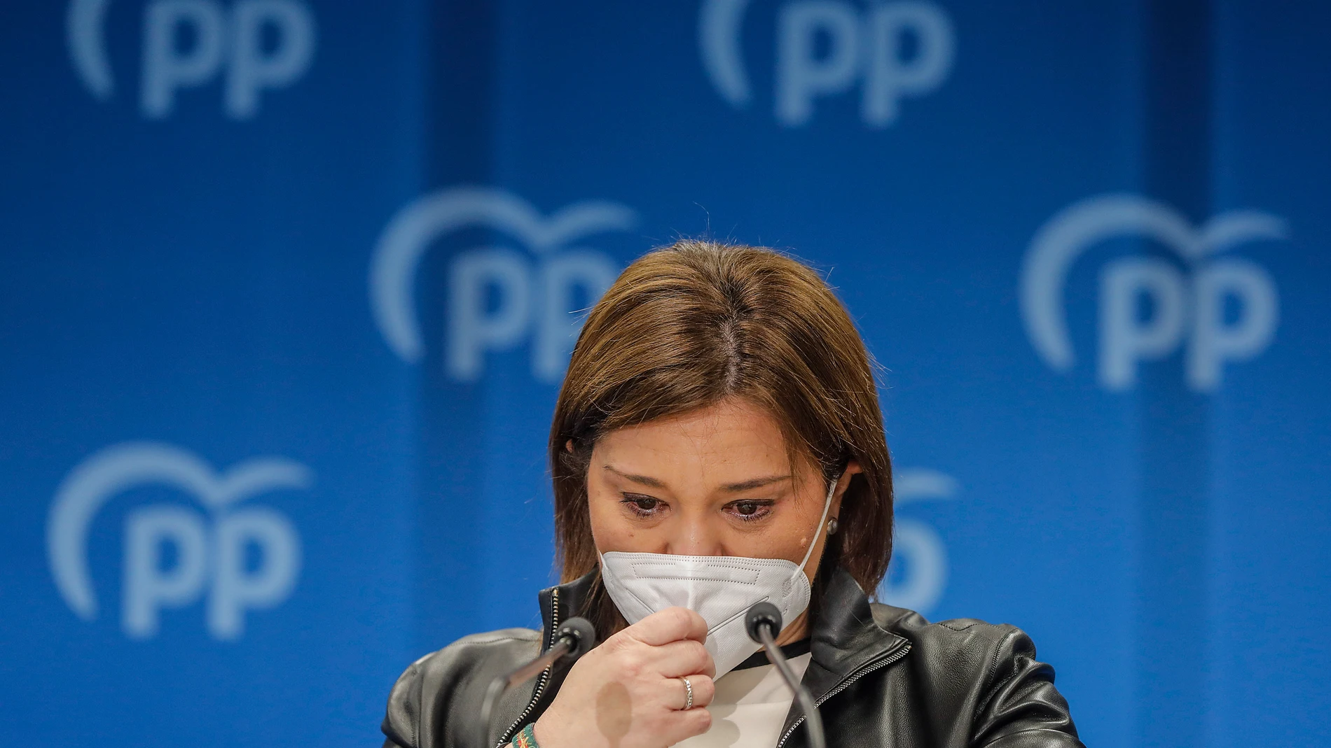 La ex presidenta del PPCV, Isabel Bonig, durante la rueda de prensa en la que anunció que dejaba el acta y la portavocía en Les Corts