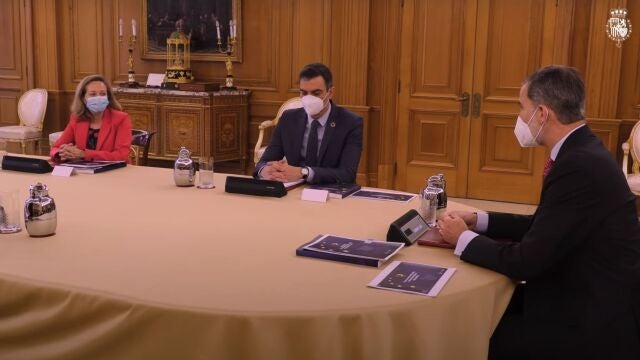 Imagen del encuentro de esta mañana, entre el Rey, Felipe VI, Pedro Sánchez y las cuatro vicepresidentas, Carmen Calvo, Nadia Calviño, Yolanda Díaz y Teresa Ribera