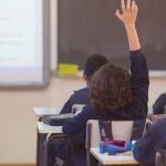 Colegio, escuela, aula, primaria, clase, niño, niña, niños levantando la mano, pedir permiso, pidiendo permisoEUROPA PRESS (Foto de ARCHIVO)04/02/2016