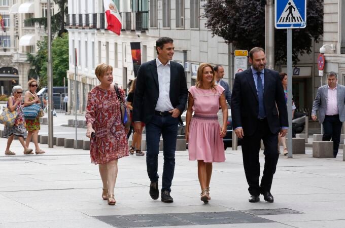 Isaura Leal (izq.) regresa al Congreso junto a Pedro Sánchez y José Luis Ábalos