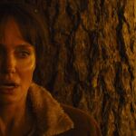 Hannah (Jolie) es una mujer que trabaja como bombero paracaidista