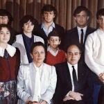 Jordi Pujol y su esposa, Marta Ferrusola posan con sus siete hijos