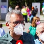 El delegado del Gobierno de España en Castilla y León, Javier Izquierdo, atiende a los medios, antes de participar en la "Marcha Asprona"