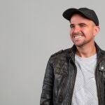 Peter Redwhite es el seudónimo de Pablo Sánchez, ingeniero de telecomunicaciones y escritor
