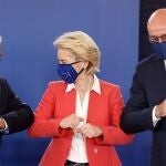 El primer ministro portugués, Antonio Costa, (i); la presidenta de la Comisión Europea, Ursula von der Leyen, y el presidente del Consejo Europeo, Charles Michel, en una imagen de archivo