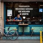 Una pareja de turistas en un bar de Barcelona