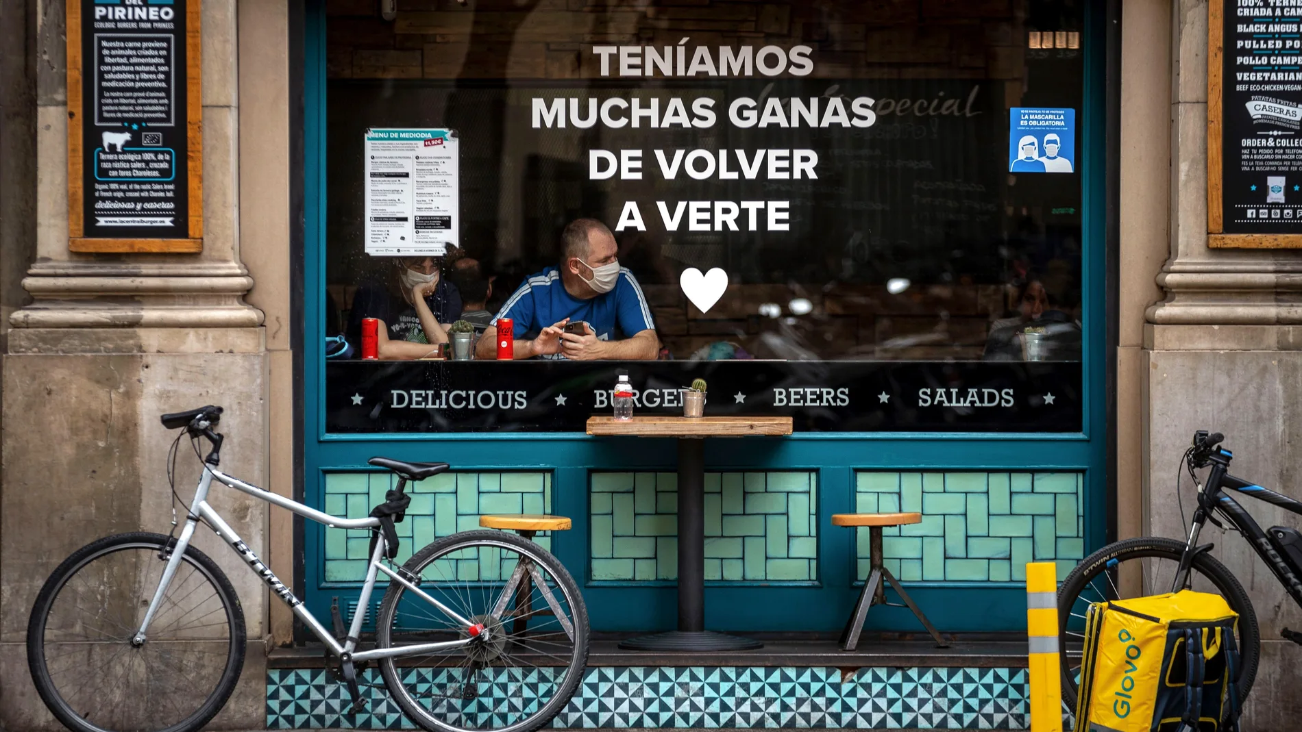 Una pareja de turistas en un bar de Barcelona