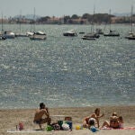 Ambiente en una playa de Lo Pagán, en el municipio de San Pedro del Pinatar, en el primer día sin el estado de alarma