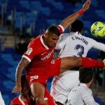 Acción en la que el balón golpea en la mano de Militao y que el árbitro señaló como penalti tras revisarla en el VAR.