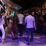 Varias personas en la terraza de un bar en Sevilla. María José López / Europa Press