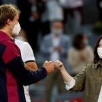 La presidenta de la Comunidad de Madrid, Isabel Díaz Ayuso, felicita al alemán Alexander Zverev