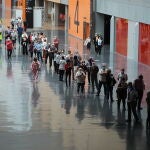 Varias personas hacen cola para recibir la vacuna contra el Covid-19 en el Bilbao Exhibition Center (BEC) de Baracaldo (Vizcaya, País Vasco)
