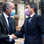 El expresidente de la Comunidad Valenciana Francisco Camps (i), y el candidato a la Presidencia del PPCV, Carlos Mazón (d), en una imagen de archivo