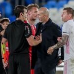 Zidane hablando con Martínez Munuera en el Real Madrid-Sevilla de LaLiga
