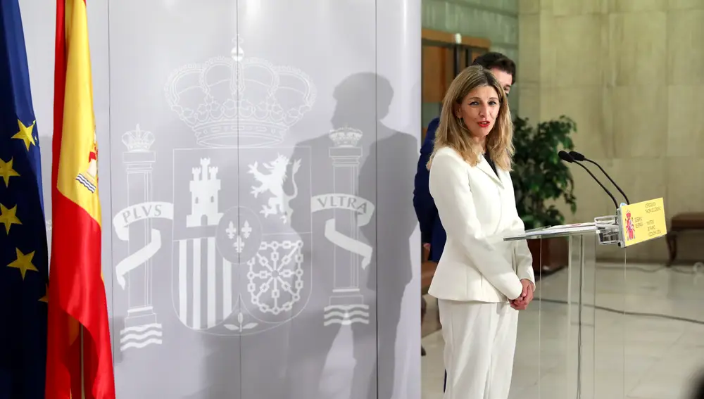 La ministra de Trabajo, Yolanda Díaz, recibe en la sede del ministerio a Gabriel Rufián, portavoz de Esquerra Republicana de Cataluña.