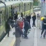 Momento en el que la joven es empujada y cae a las vías del tren, en Dublín