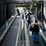 Varias personas en la T4 del aeropuerto Adolfo Suárez, Madrid-Barajas durante el primer día laboral tras el estado de alarma, a 10 de mayo de 2021, en Madrid (España)