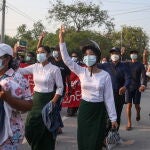 Los manifestantes saludan con tres dedos durante una protesta antimilitarista en Mandalay, Myanmar, el 10 de mayo de 2021