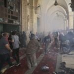 Palestinos chocan con las fuerzas de seguridad israelíes en el complejo de la mezquita de Al Aqsa en la ciudad vieja de Jerusalén