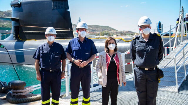 El director del astillero de Navantia, Agustín Álvarez (1i); el presidente de Navantia, Ricardo Domínguez (2i) y la ministra de Defensa, Margarita Robles, durante su visita al submarino S-81 'Isaac Peral'