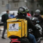 Varios riders de Glovo participan en una manifestación, el 11 de mayo de 2021 en Moncloa (Madrid)