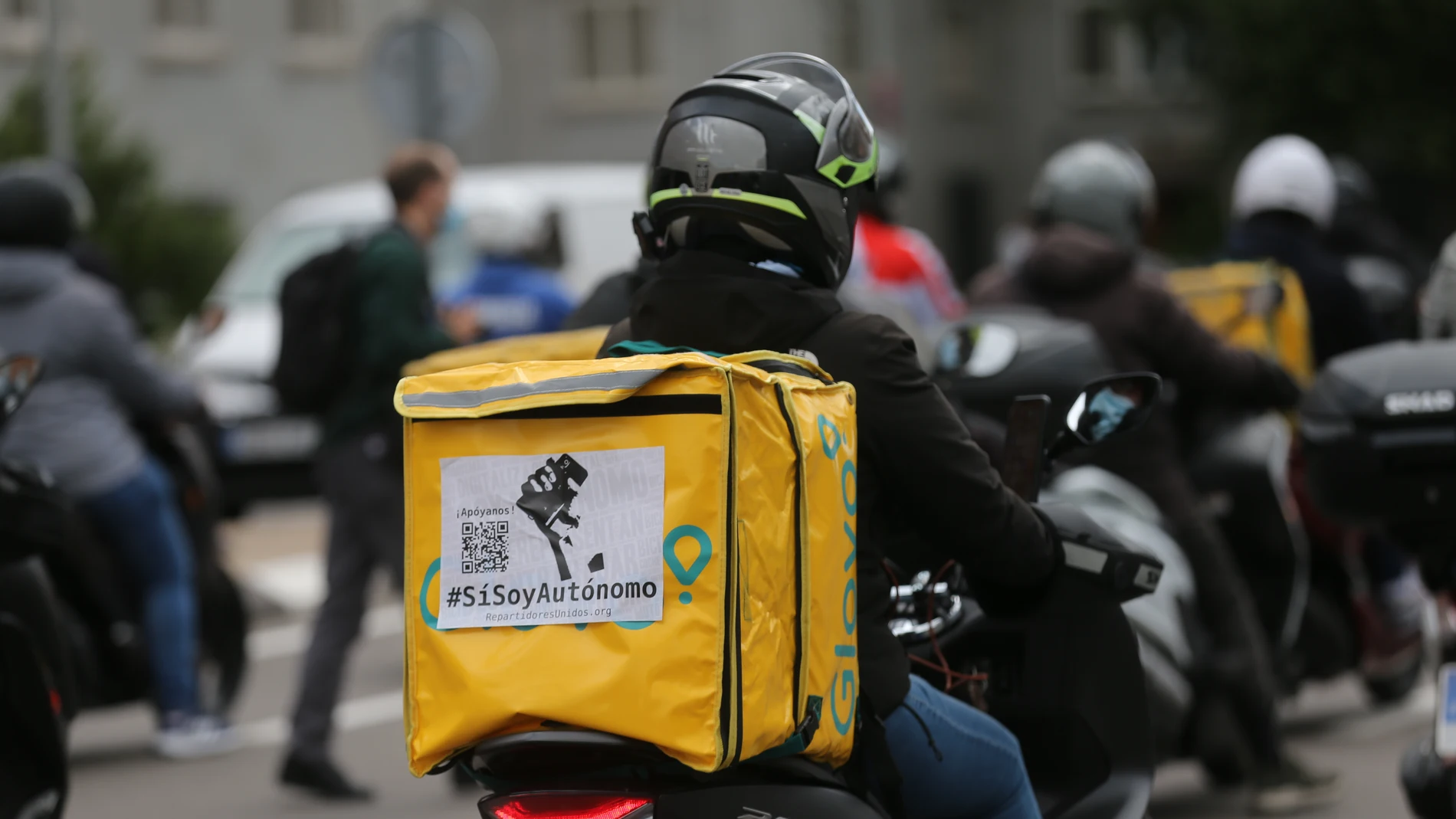 Varios riders de Glovo participan en una manifestación, el 11 de mayo de 2021 en Moncloa (Madrid)