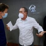 El portavoz de Más País en el Congreso, Íñigo Errejón (i), conversa con el líder de Compromis, Joan Baldoví (d), antes de la reunión de la Junta de Portavoces celebrada, este martes, en el Congreso de los Diputados en Madrid.