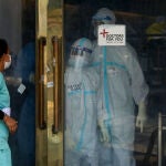 Sanitarios con trajes de protección en la entrada del Hospital Lok Nayak Jai Prakash Narayan, una de las instalaciones más grandes para el tratamiento de pacientes con COVID-19 en la India.