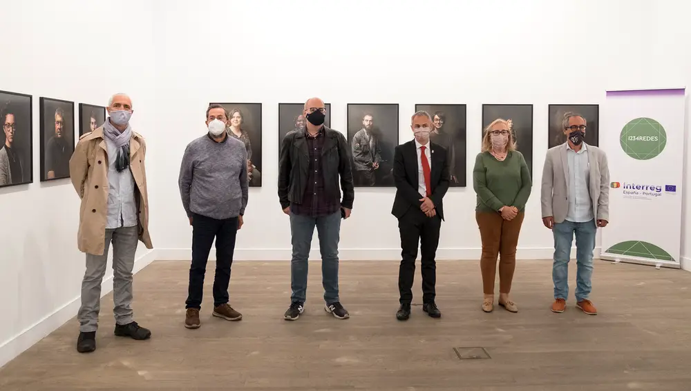 El rector de la Usal, Ricardo Rivero inaugura la exposición fotográfica ‘Comunidad, Un Retrato Colectivo’ de los fotógrafos Alberto Prieto (C), Luis F. Lorenzo (D) y Santiago Santos en la sala de exposiciones de Fonseca