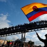 Manifestantes protestan este lunes en Bogotá durante el día 13 del Paro Nacional
