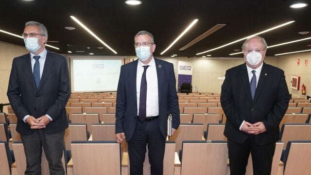 El secretario para el Reto Demográfico, Francesc Boya, junto al delegado del Gobierno, Javier Izquierdo, y el presidente del CES de Castilla y León, Enrique Cabero