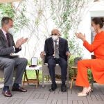 Los reyes Felipe y Letizia junto al poeta Francisco Brines en la residencia del poeta donde le hicieron entrega del Premio Cervantes 2020 después de que este año, debido a la pandemia y al delicado estado de salud del premiado, no se celebrara la tradicional entrega el 23 de abril en el Paraninfo de la Universidad de Alcalá de Henares.