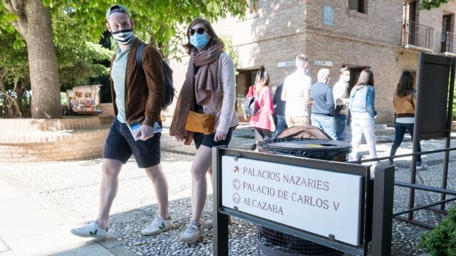 Visitantes en los exteriores de la Alhambra granadina, este mes de mayo