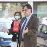 El líder del PSC en el Parlament, Salvador Illa, en rueda de prensa en Mataró (Barcelona) junto a la portavoz del PSC-Units, Alícia Romero.