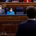 El presidente del Gobierno, Pedro Sánchez y la vicepresidenta primera, Carmen Calvo, escuchan la intervención del líder del PP, Pablo Casado, en la sesión de control en el Congreso