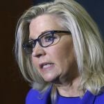 La congresista Liz Cheney atiende a los medios tras ser apartada como número tres en el Congreso
