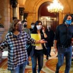 Los negociadores de la Cup, Eulàlia Reguant; de ERC, Marta Vilalta; y de JxCat, Francesc de Dalmases, en los pasillos del Parlament