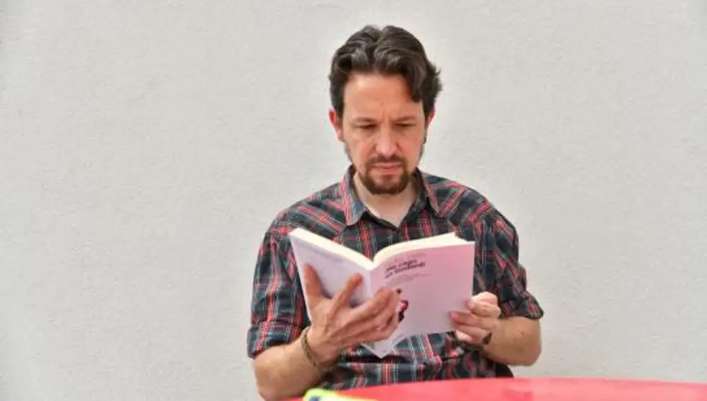 Pablo Iglesias se corta su conocida y mítica coleta . Foto DANI GAGO