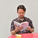 Pablo Iglesias se corta su conocida y mítica coleta . Foto DANI GAGO