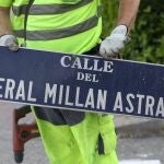 Operarios municipales retiraron las placas de la vía dedicada a Millán Astray en cumplimiento del acuerdo del Pleno del Ayuntamiento de la capital
