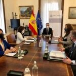 El ministro del Interior, Fernando Grande-Marlaska, recibe a representantes de la AVT